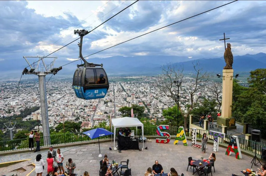 peña folclorioca en la cima del cerro San Bernardo