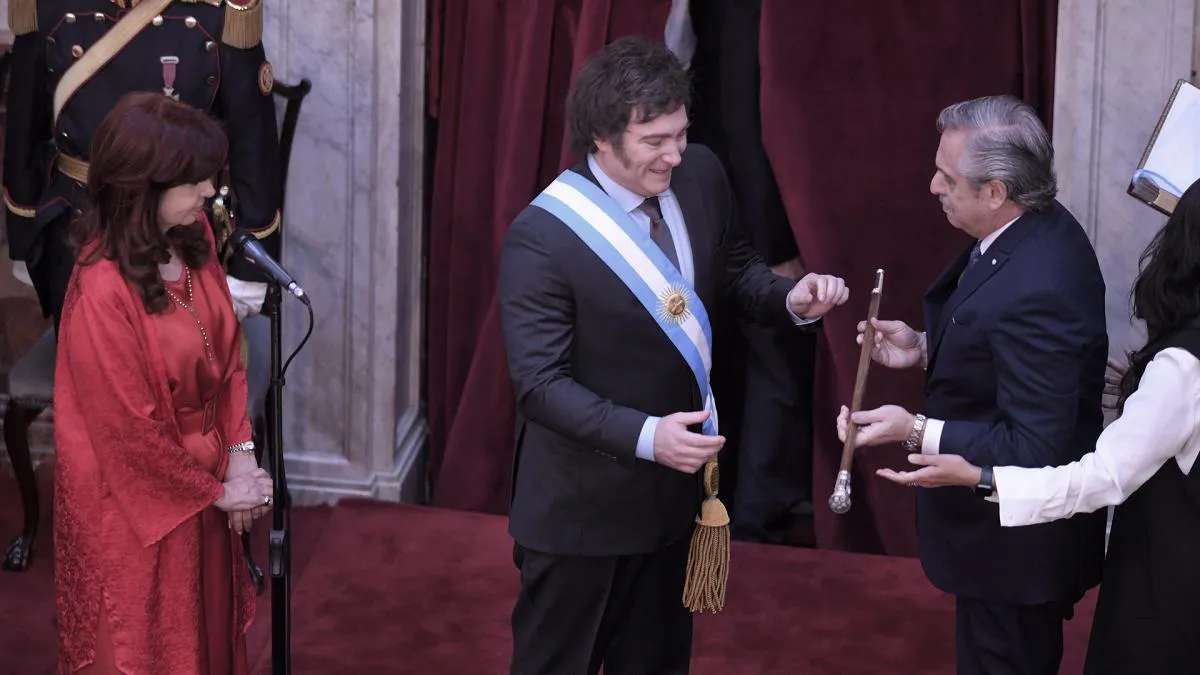 Milei recibe la banda de manos de Alberto Fernández