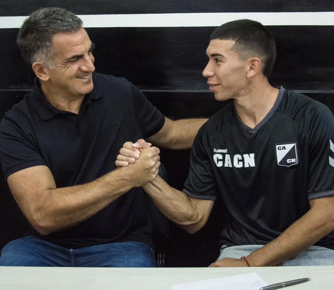 Tiago Taobas firmó su primer contrato profesional