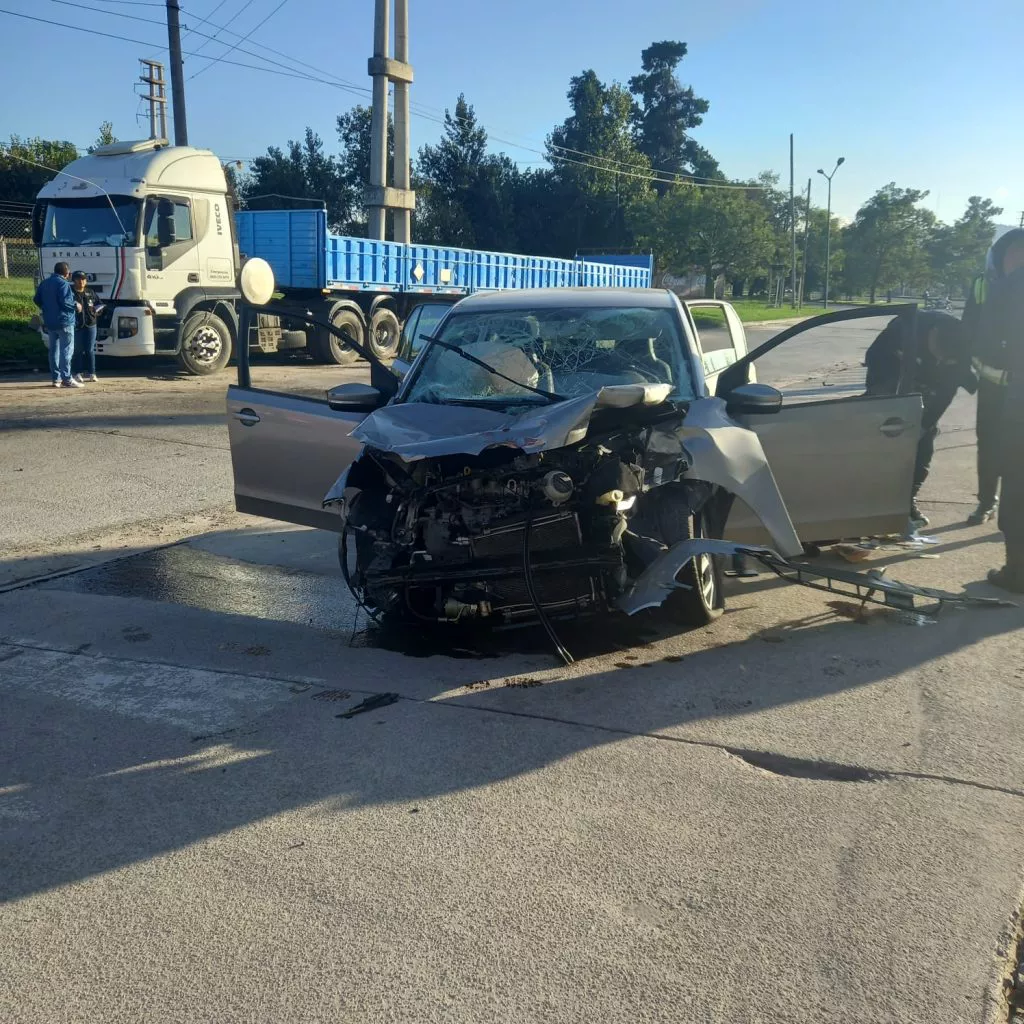 conductor embistió a una oficial de la policía