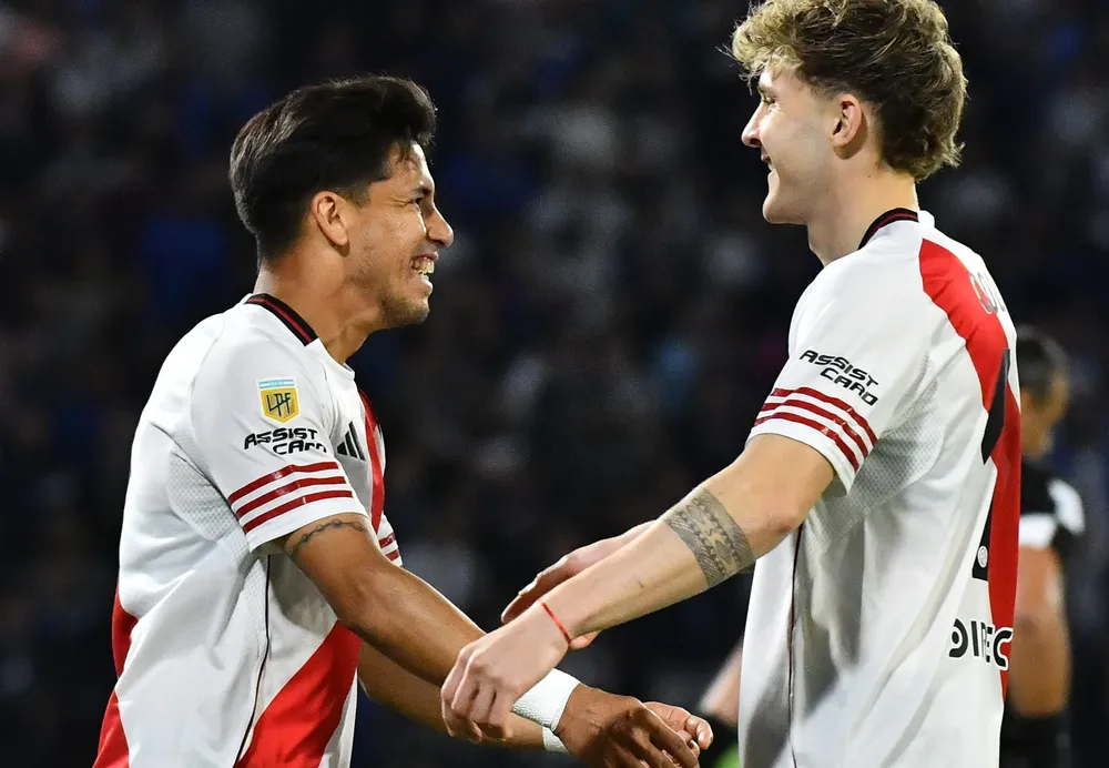 RIBER Maxi Meza agradece a Coligio por el pase gol que le dio 002