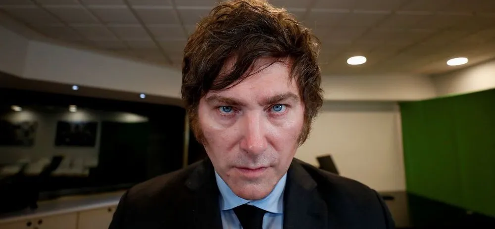 Mile mirando fijamente