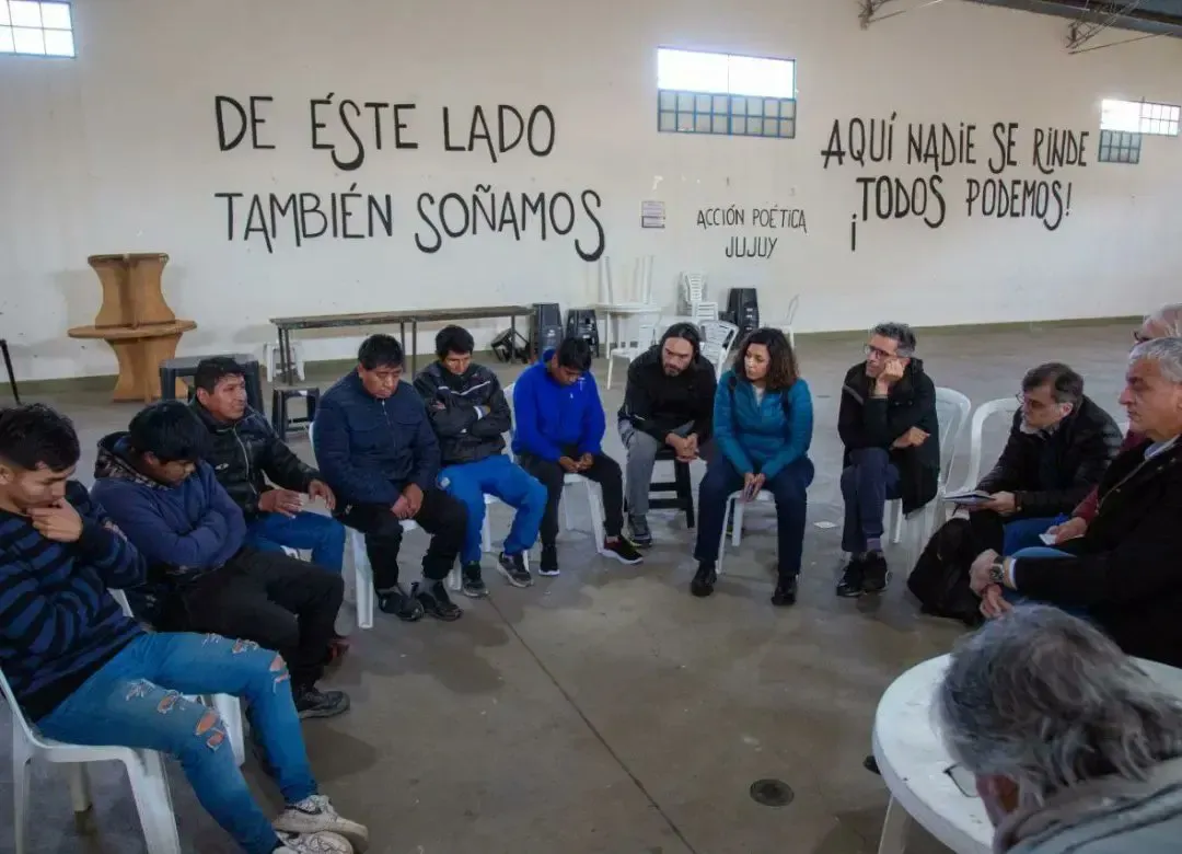 Horacio Pietragalla Corti escuchando a los detenidos de Purmamarca