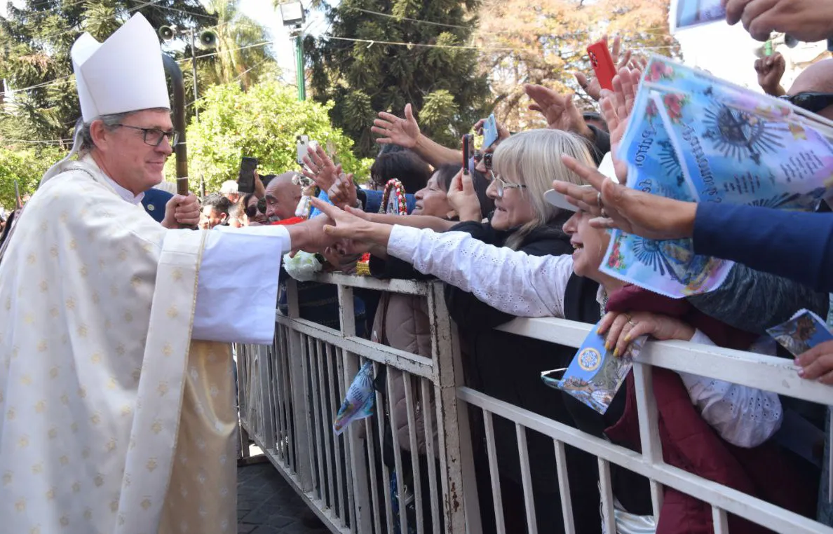 García Cuerva saludando a los salteños (1)