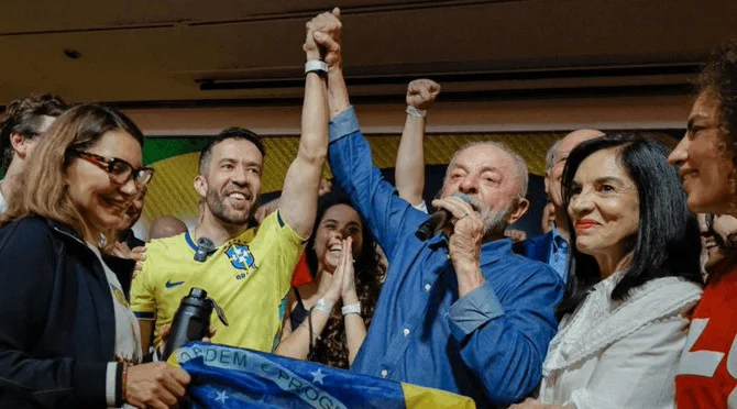 Lula con Andres Janones el creador de la comunidad WhatsApp de diez millones de brasileños