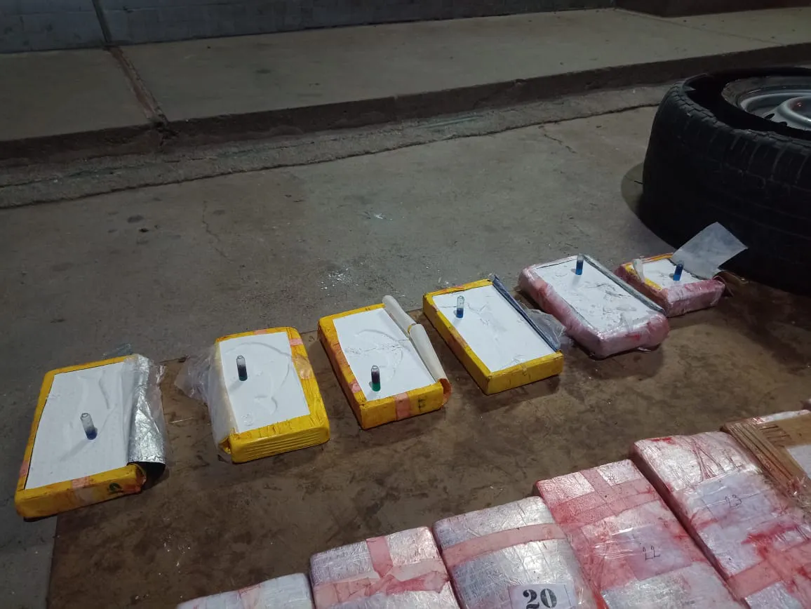 Gendarmería El Naranjo- secuestran dinero y drogas (2)