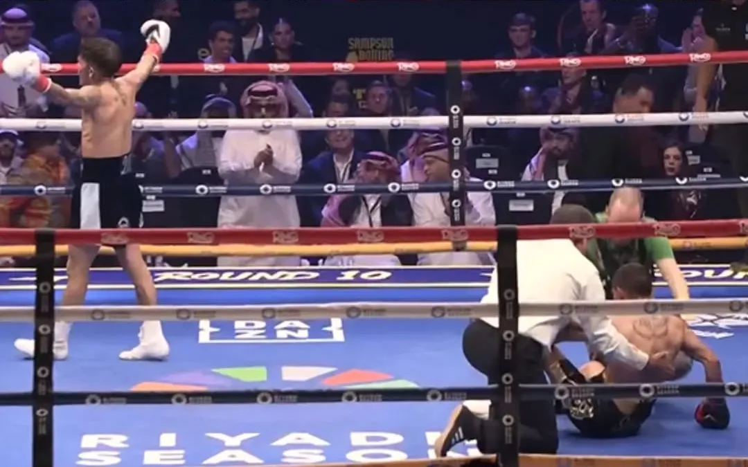 Jesse Rodríguez con los brazos en alto mientras ayudan al Puma a levantarse