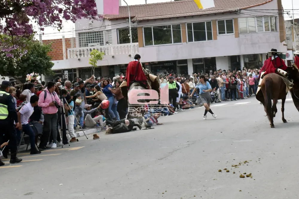 Un caballo se sale de linea y se va sobre la gente un nene una fotógrafa podria haber sido peor