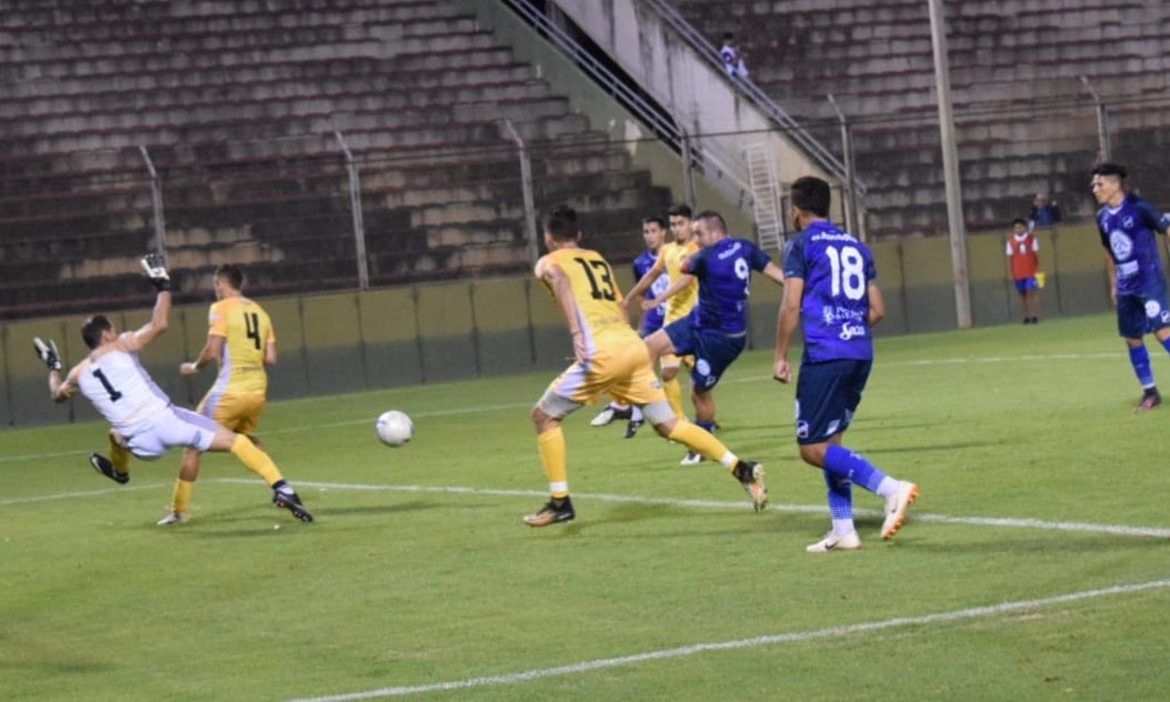 Leandro Zarate rematando la pelota del gol del empate del santo