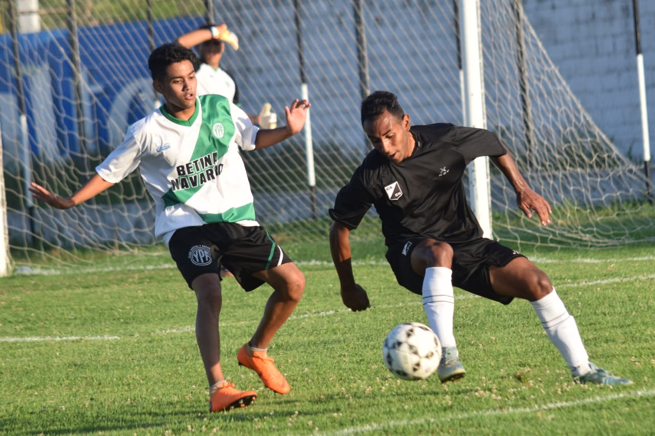 Matías Encina de Central Norte aguanta la marca el rival