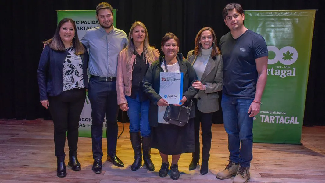 97486-nueva-entrega-de-escrituras-60-familias-de-tartagal-recibieron-la-documentacion-de-propiedad-de-terrenos