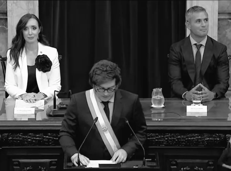 Milei - Victoria con rosa negra y martín Menem