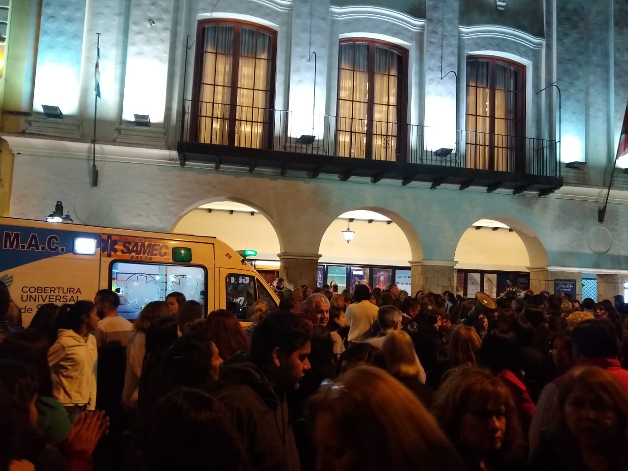Teatro Provincial de Salta - la gente afuera tras el susto
