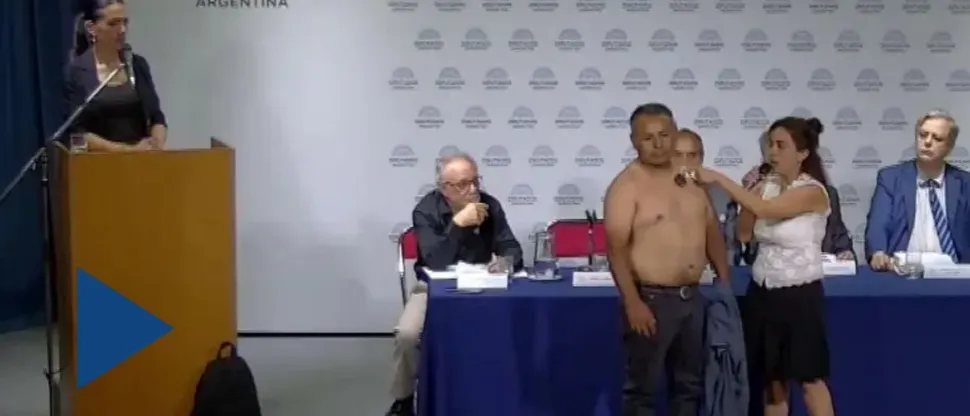 Hombre imán- la diputada Marilú muestra su gran hallazgo en el Congreso de la Nación