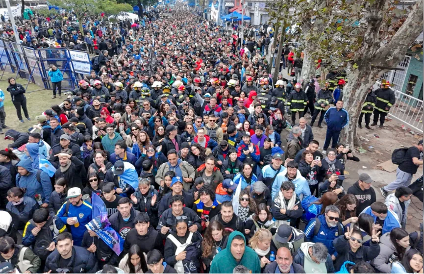 una multitud con el indio 001