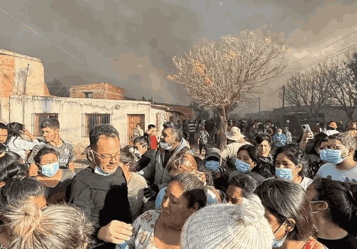 Barrio 20 de Junio- Durand con las vecinas de fondo la cortina de humo