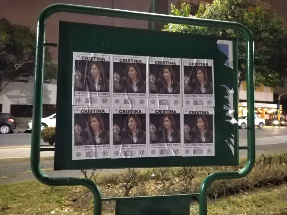 Afiches en apoyo a Cristina Fernández (2)