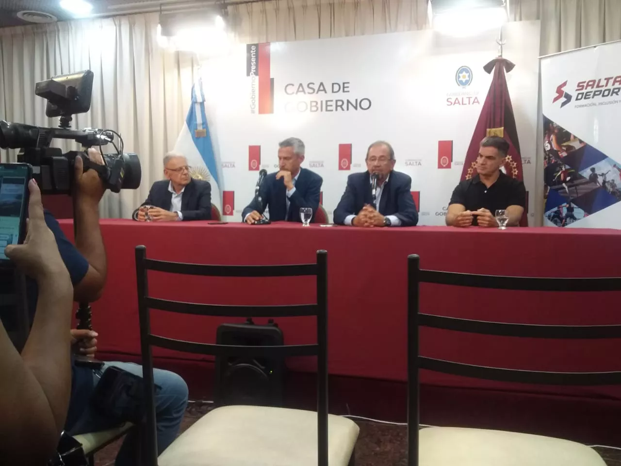 Mario Peña anunciando el Polo Deportivo