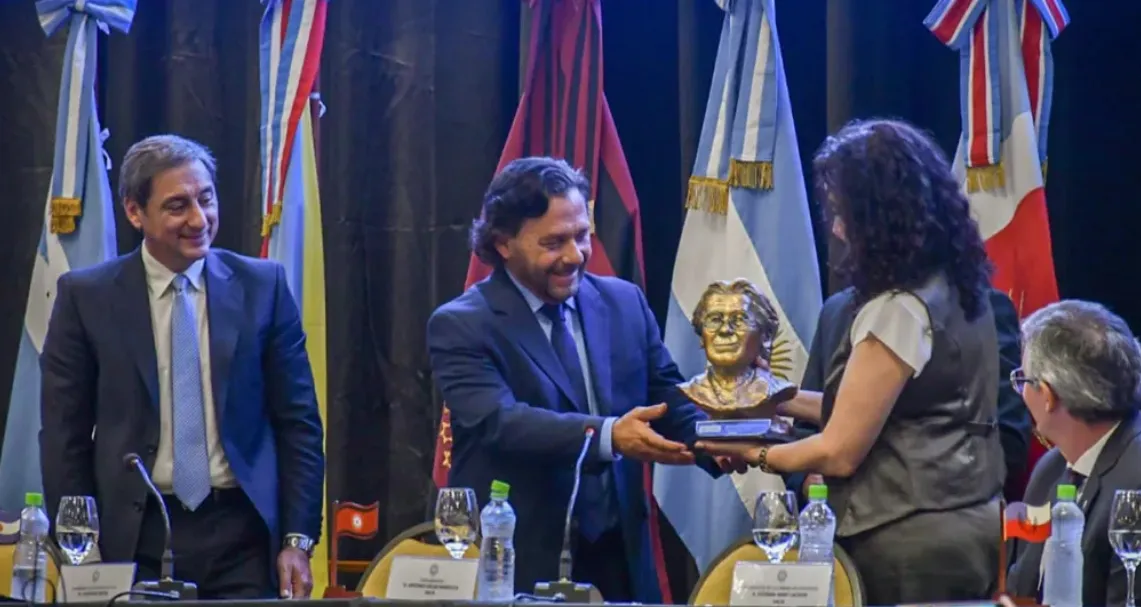 Sáenz recibe un presente en congreso del Norte Grande