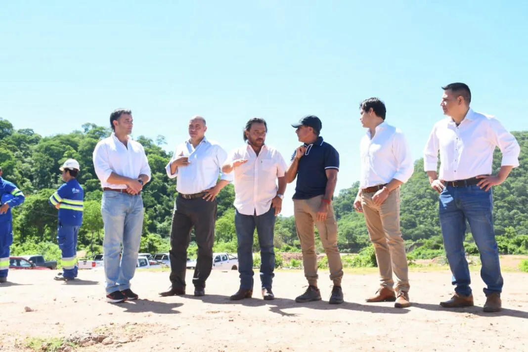 funcionarios en el dique el limón