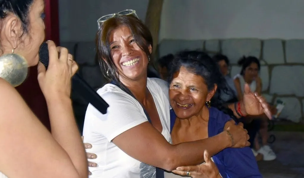 Verónica Mirada entrega un premio