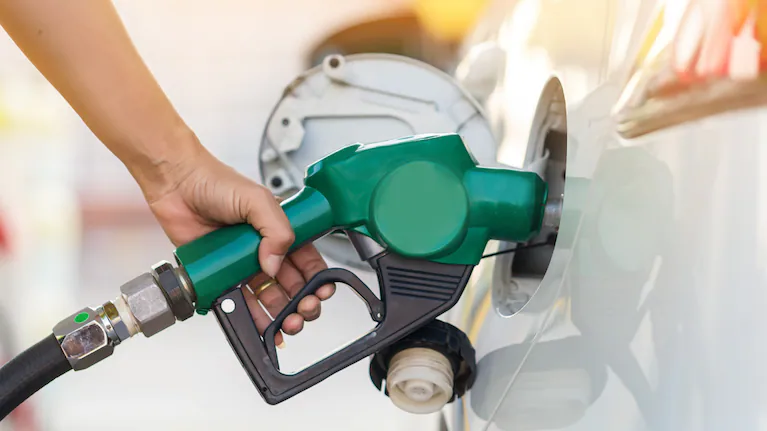 lanzaron-descuentos-del-30-y-40000-de-reintegro-en-nafta-y-gasoil-en-septiembre-de-2025-foto-adobe-stock-F5AGI64S2NBLRFUOISVVDGFBOY