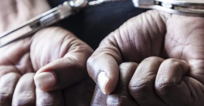 detenido-manos-esposadas-840x440