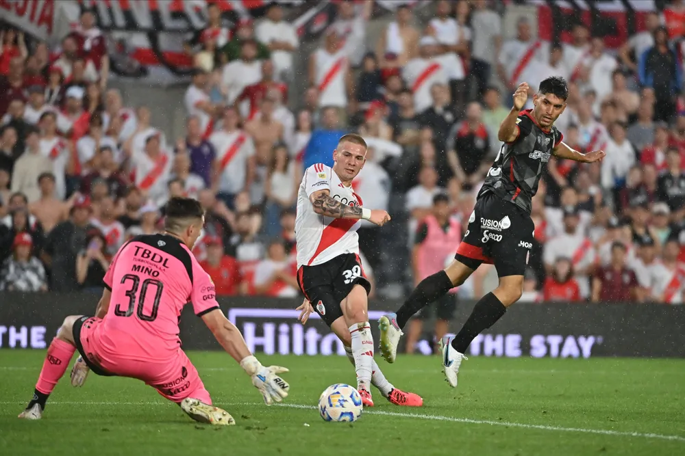 River goleó a Barracas Central - Mastantuono fue la figura