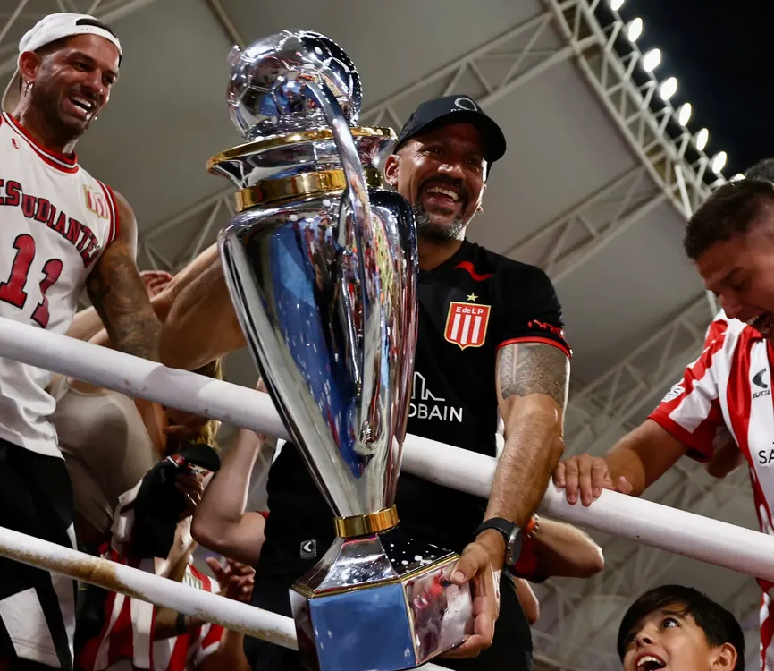Estudiantes - Verón con la copa en la tribuna del Madre de Ciudades