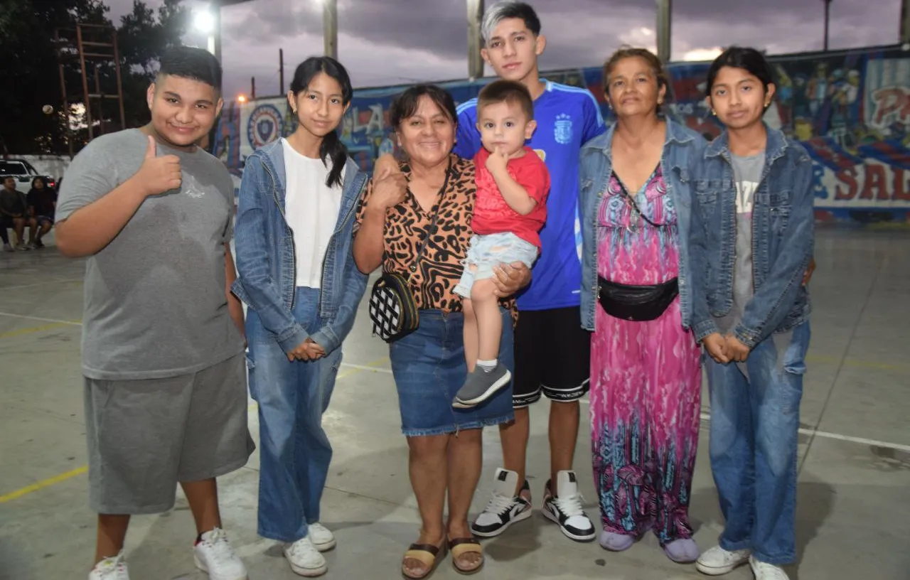 Mateo con su familia10