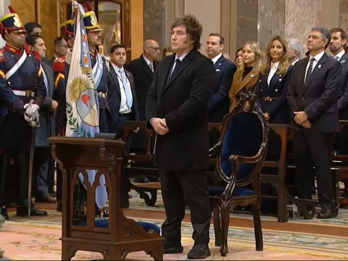 Milei en el tedeum con zapatillas y sin escarapela