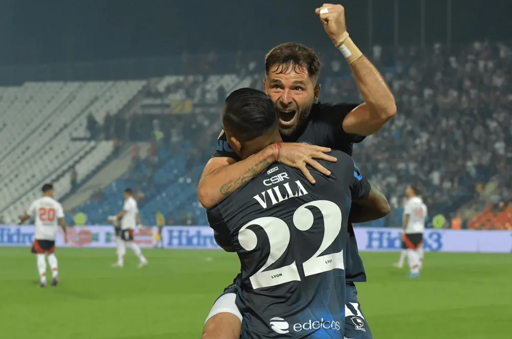 Villa y un compañero celebran el segundo de los mendocinos sobre la hora