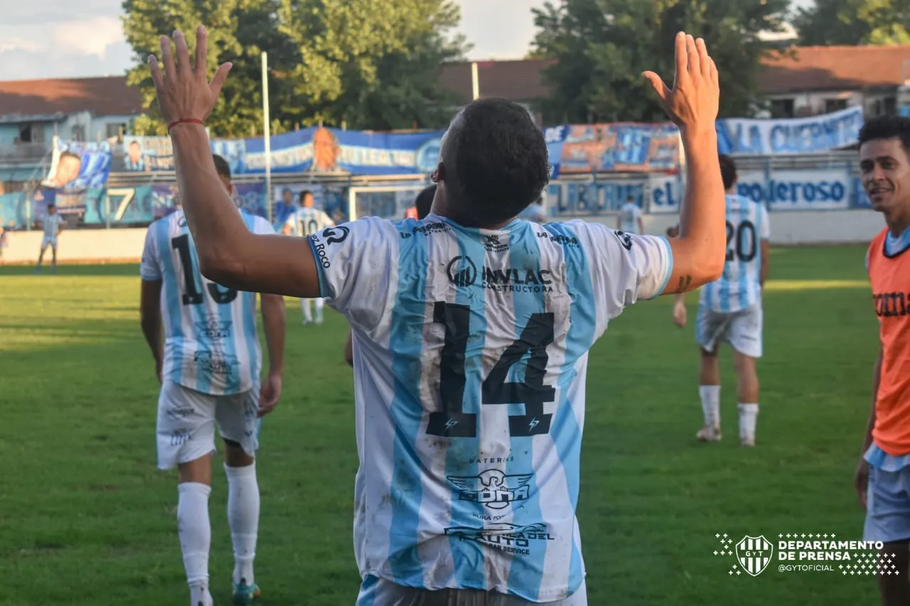 Galetto y Busse festejan el gol sobre la hora (3)
