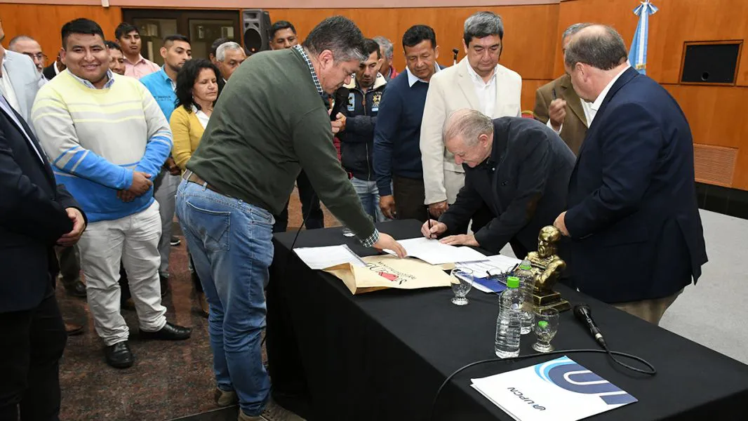 12551-autoridades-de-concejos-deliberantes-de-la-provincia-firmaron-el-pacto-de-guemes