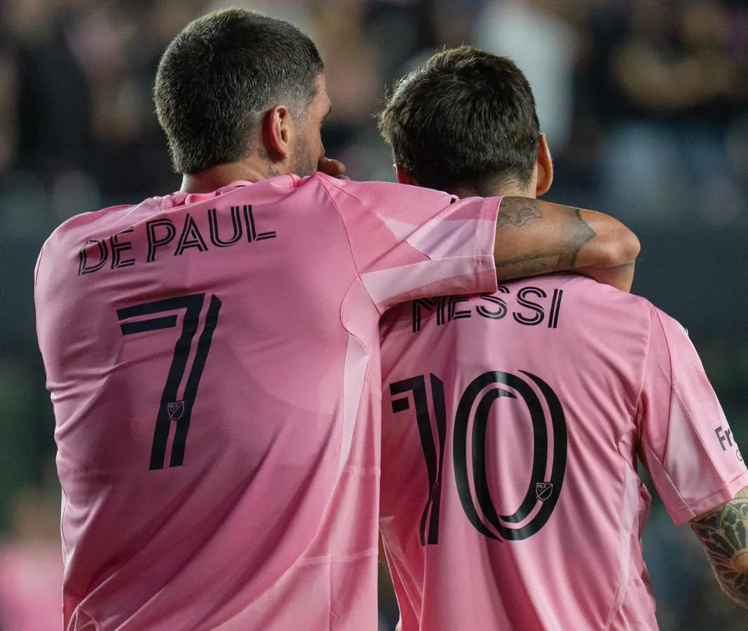 De Paul y Messi festejando