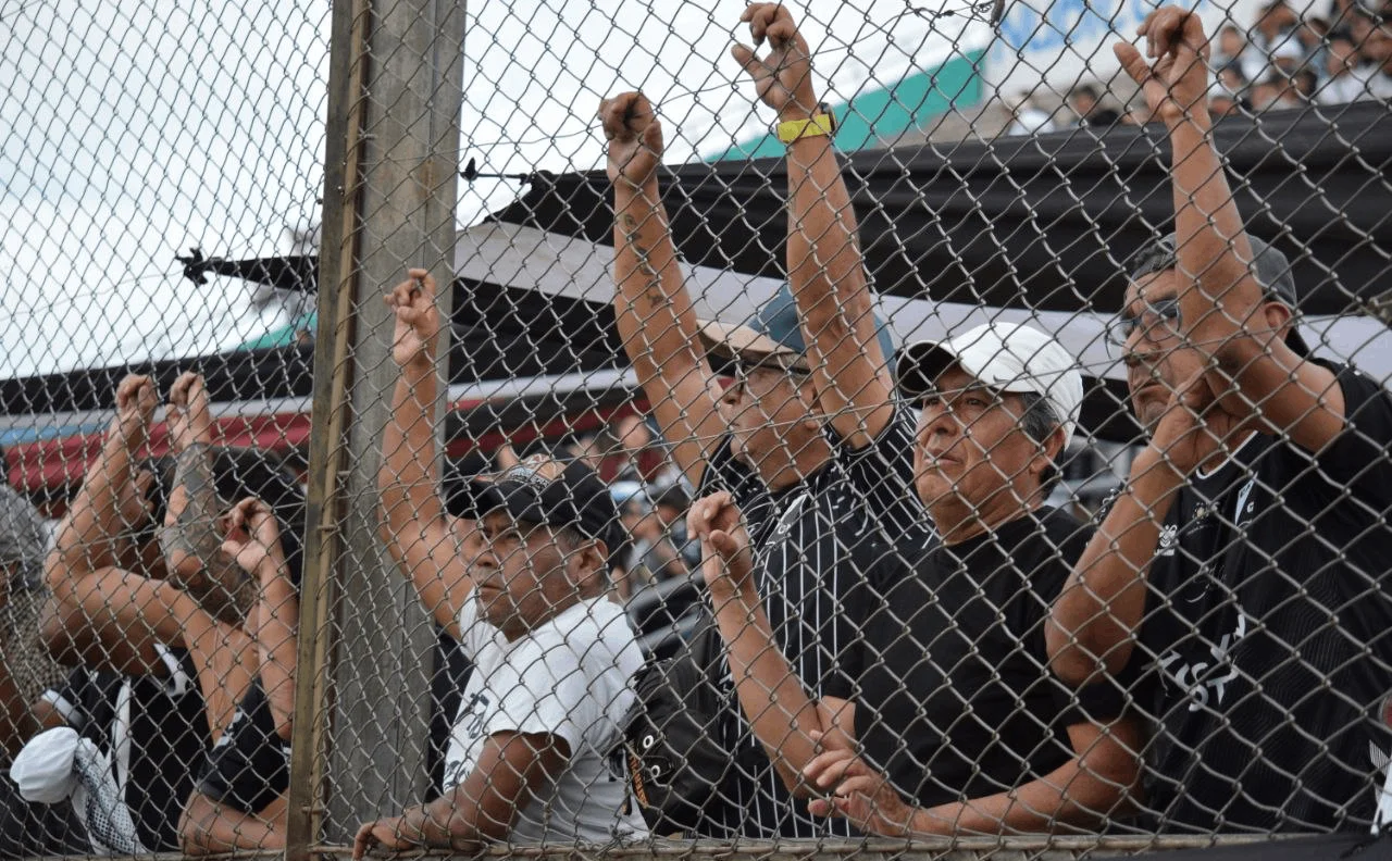 Central Norte- hinchas y una mirada que lo dice todo ante Def de Belgrano (18)
