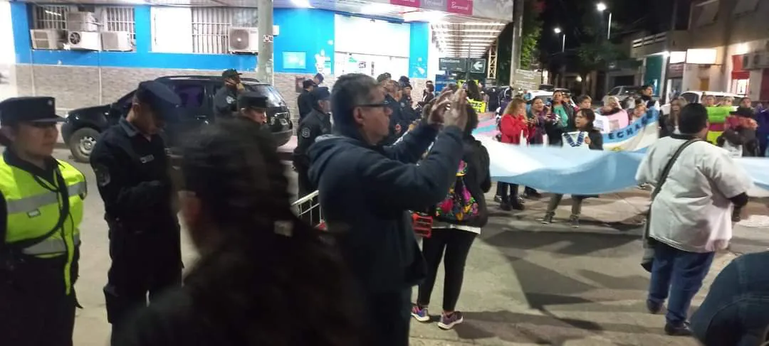 Docentes protestan en el acto de Sáenz y Mimessi (7)