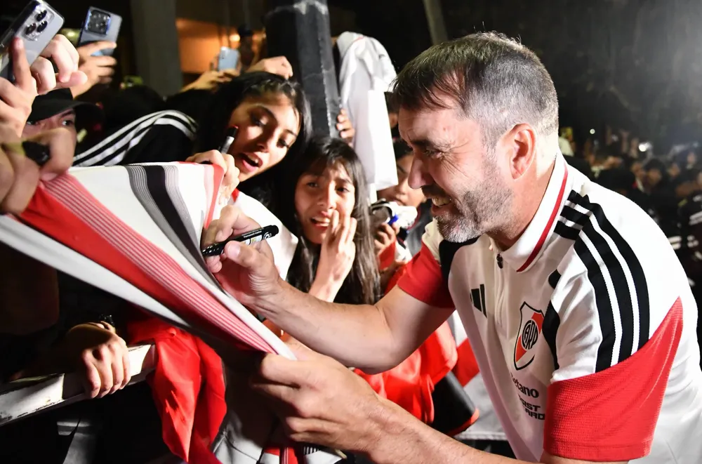 Chacho Coudet firmando autógrafos