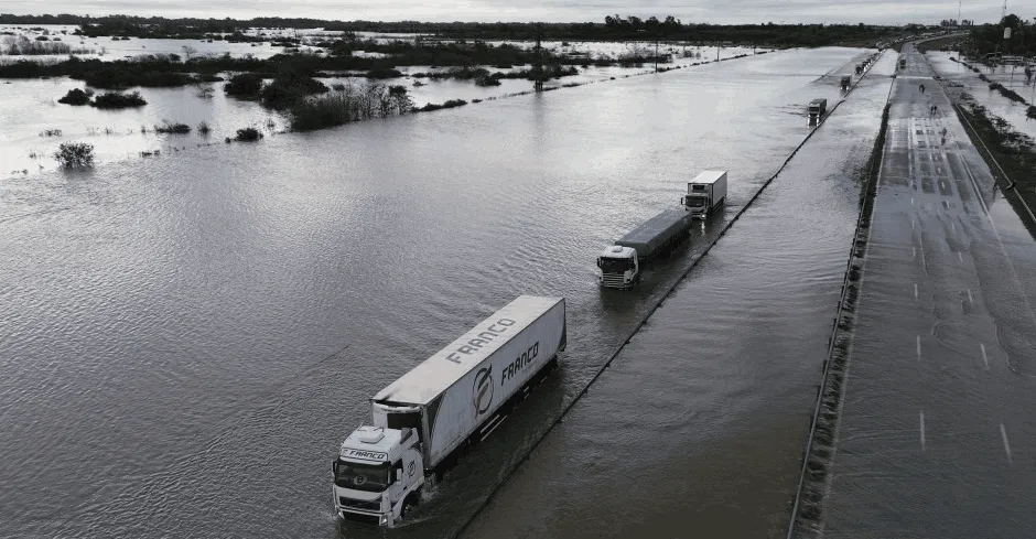 CAMPANA bajo el agua todos los campos inundados 090