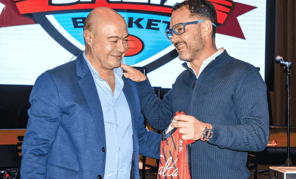 Palópolis le entrega una camiseta a Emiliano Durand