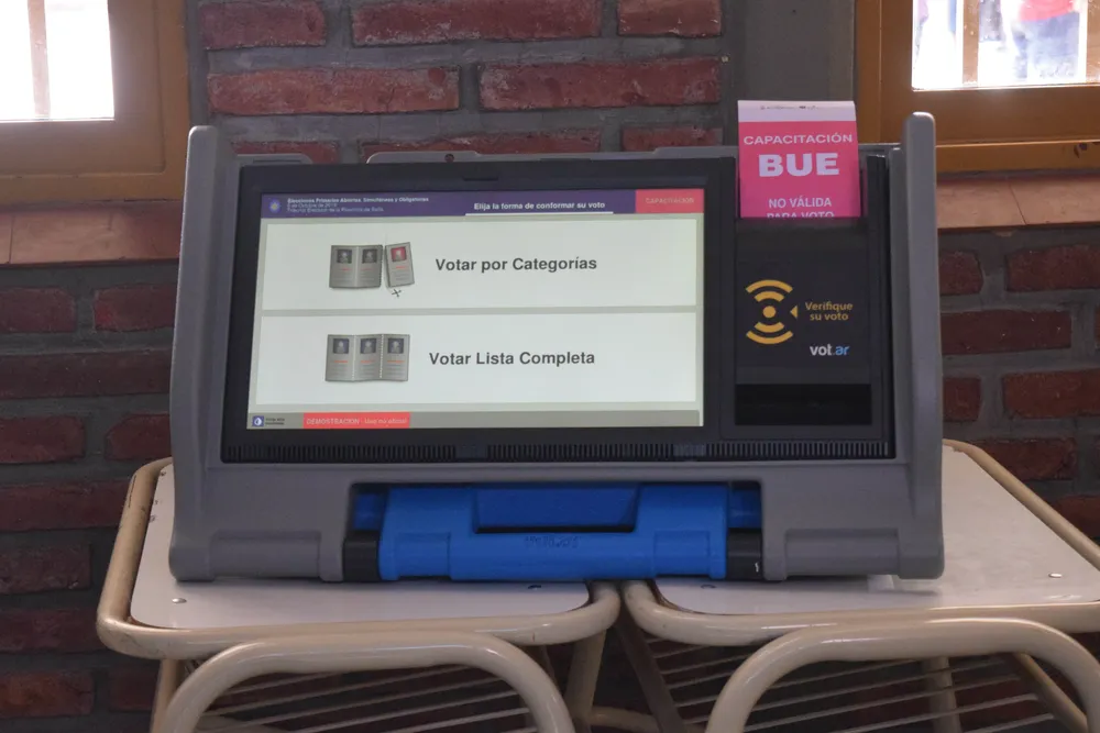 voto electrónico - el tribunal puso simulador en todas las escuelas