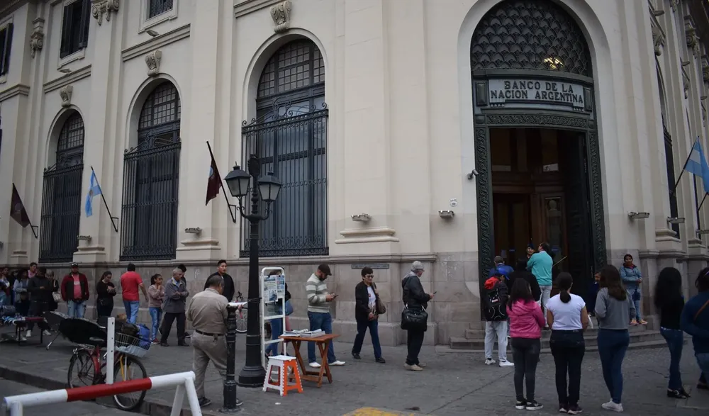 Banco Nación la gente a un metro de distancia