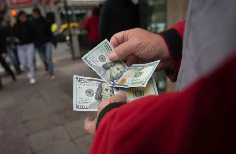 el-gobierno-podria-restringir-el-cupo-del-dolar-ahorro-si-sigue-alta-la-demanda-archivo-los-andes