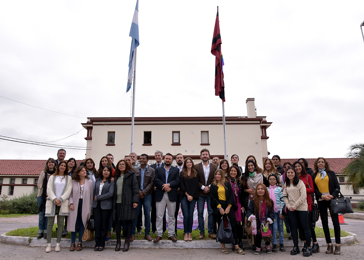 Bandera de la diversidad sexual en el Concejo - autoridades