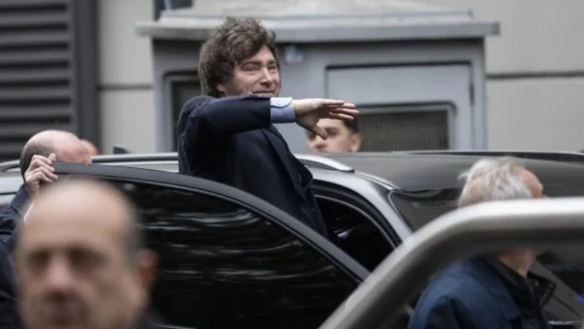 Javier Milei sale de la escuela ORT tras una polémica visita
