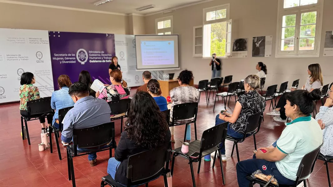 98990-defensa-civil-instruyo-sobre-gestion-de-riesgo-ante-incendios-estructurales