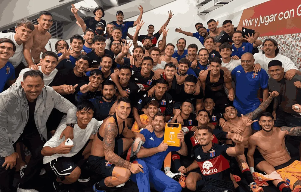 TIGRE la tradicional foto del festejo en el vestuario