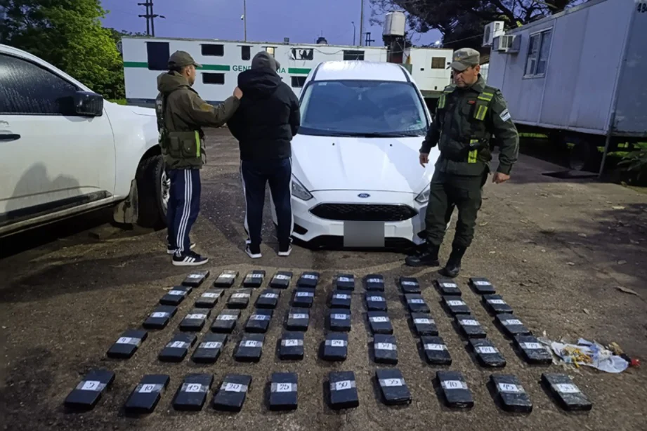 NARCOTRÁFICO El Ford Focus y los 53 kilos de cocaína que estaban escondidos en el torpedo del vehículo - Foto- Gendarmería Nacional
