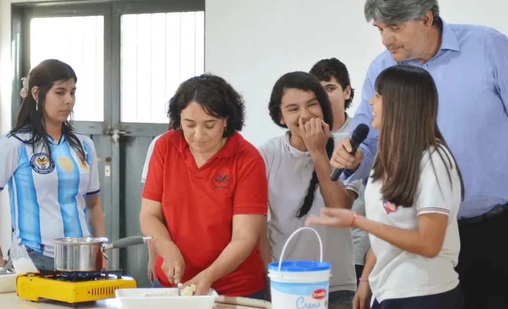 Lorena Carbelli -enseña a alumnas cómo se hace un quesillo(2)