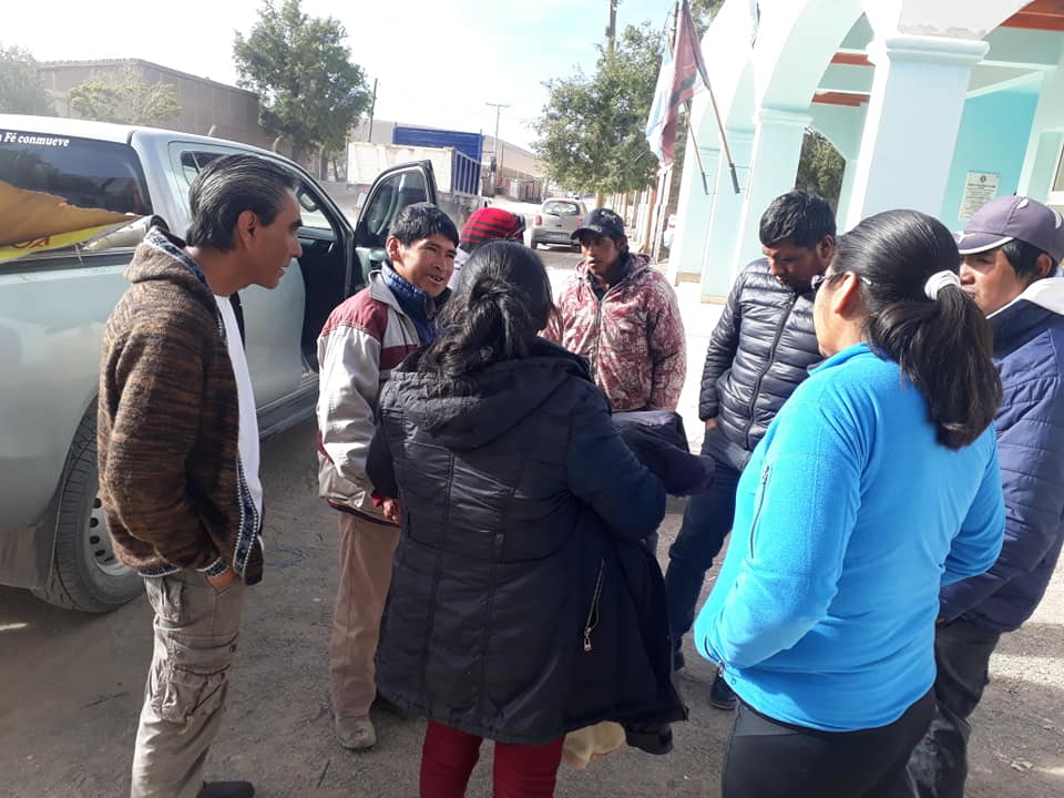 San Antonio - el concejal Pedro Lázaro dialoga con algunos detenidos libertados y algunas mujeres